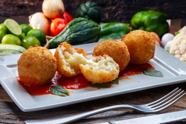 Bolas de arroz frito Tradicional de Brasil donde se llama Bolinho de arroz