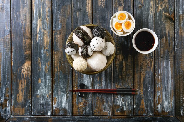 Bolas de arroz y huevos