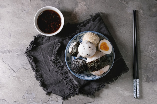 Bolas de arroz y huevos