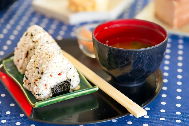 Bolas de arroz Onigiri con sopa de jengibre y miso en escabeche