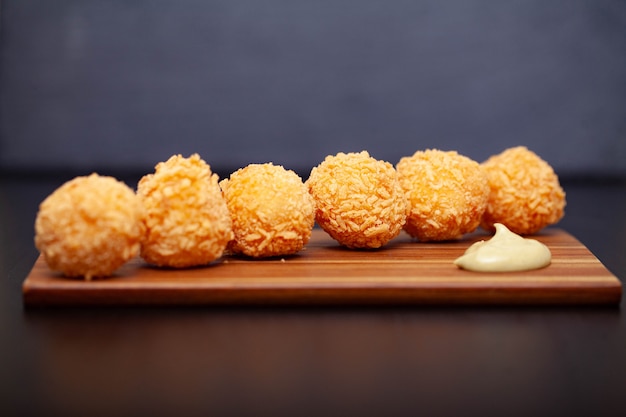 Bolas de arroz sabroso en la oscuridad