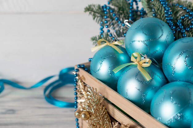 Bolas azuis de spakling de Natal em caixa de madeira para decorar a árvore festiva