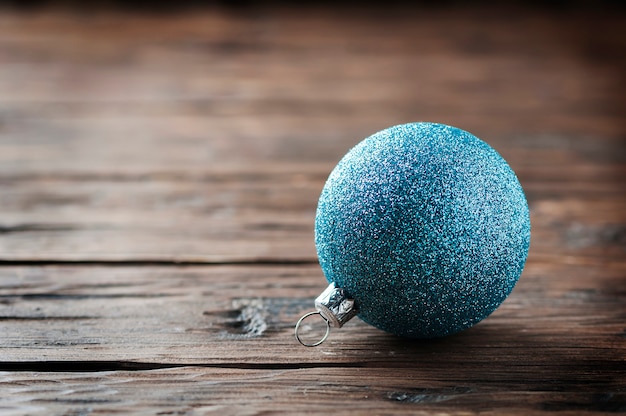 Bolas azules de Navidad en la mesa de madera