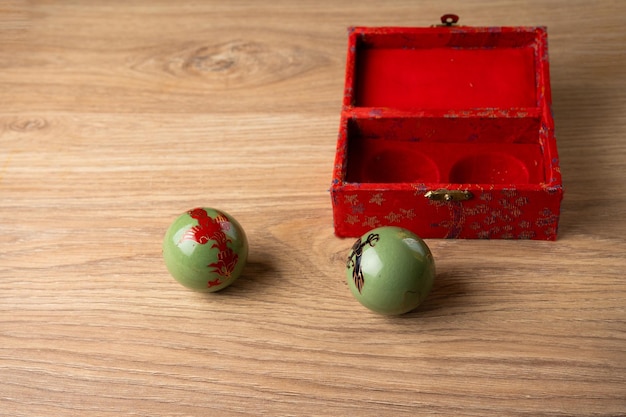 bolas de baoding en una mesa fuera de la caja