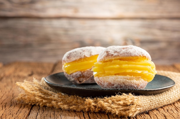 Bolas de Berlín Pan relleno de crema pastelera y cubierto con azúcar espolvoreado