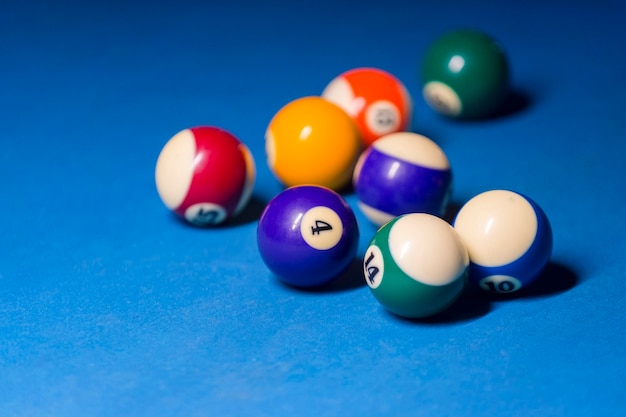 Bolas de billar en mesa de billar azul