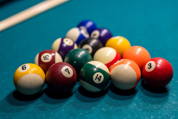 Bolas de billar en una mesa de billar verde, listas para la actividad recreativa. estilo de vida