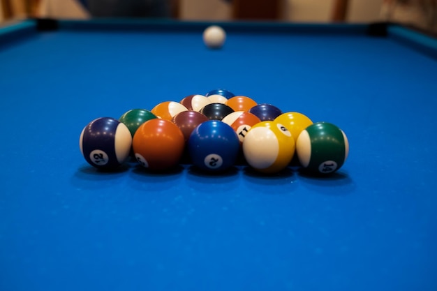 bolas de billar multicolores en una mesa azul bolas de colores en una mesa de billar jugar snooket