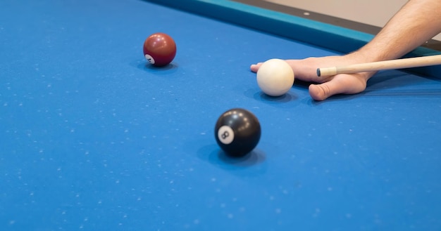 bolas de billar multicolores en una mesa azul bolas de colores en una mesa de billar jugar snooket