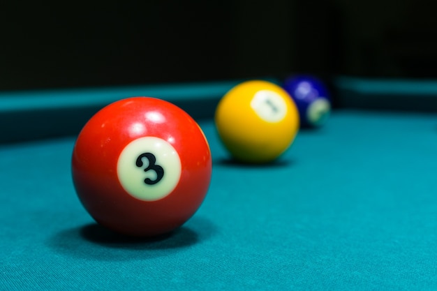 Foto bolas de billar rojo amarillo y azul sobre la mesa
