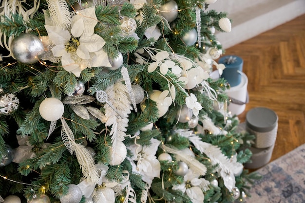 Foto bolas blancas plateadas en el árbol de navidad en escarcha artificial atributo de año nuevo y navidad para tarjetas de felicitación o felicitaciones idea de ambiente de cuento de hadas de fondo decorar casa para vacaciones