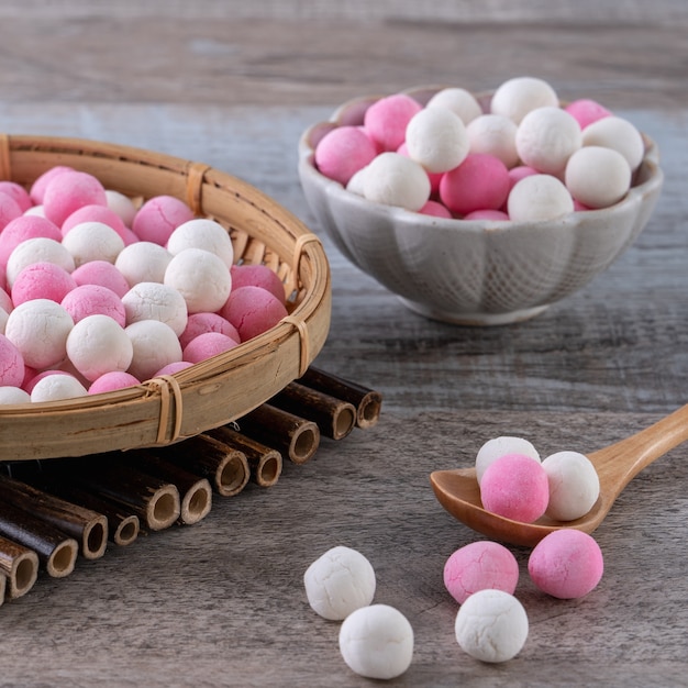 Bolas de bola de masa de arroz glutinoso tangyuan rojo y blanco crudo. Comida del festival del solsticio de invierno.