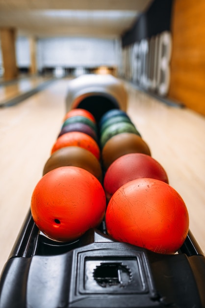 Foto bolas de bolos de color en el alimentador, concepto de juego de tazón