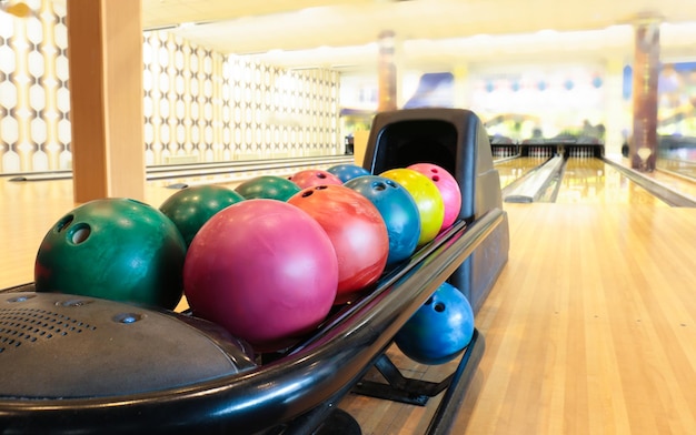 Las bolas de bolos coloridas en la máquina de retorno