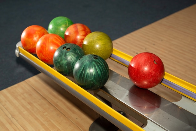 Bolas de bolos multicolores en el club.