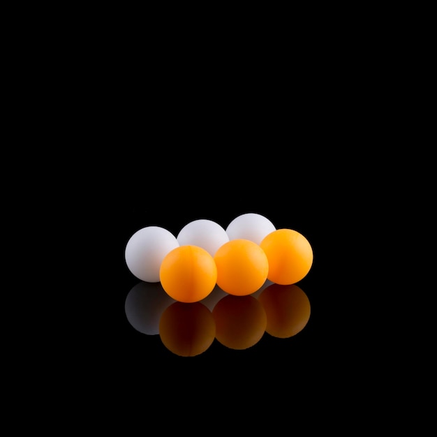 Bolas brancas e laranja em um fundo preto