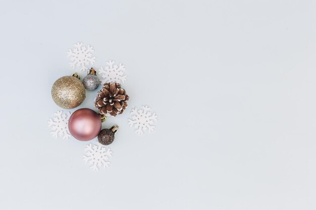 bolas brilhantes com flocos de neve de alta qualidade e resolução belo conceito de foto