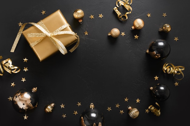 Bolas brillantes y regalo dorado Feliz Año Nuevo Fiesta festiva