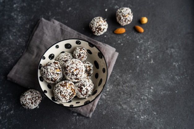 Foto bolas de cacao crudo con hojuelas de coco