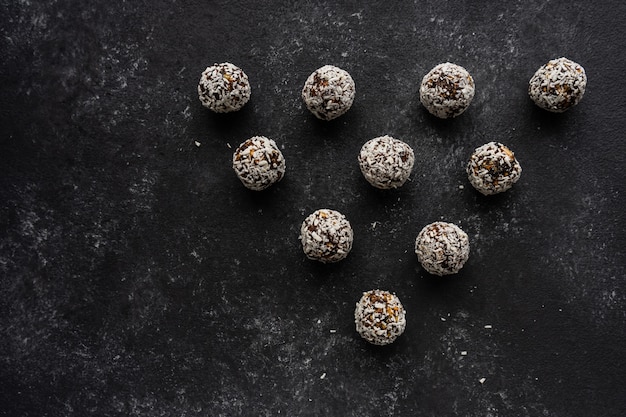 Bolas de cacao crudo con hojuelas de coco