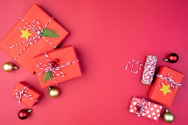 Bolas de la caja de regalo de la Navidad, rojas y de oro en fondo rojo.