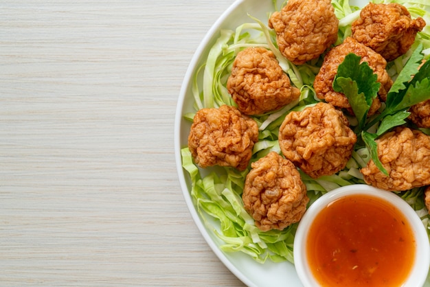 Bolas de camarones hervidos con salsa picante