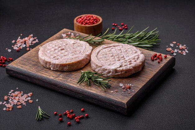 Bolas de carne cruda con especias y hierbas o crepinette sobre un fondo de hormigón oscuro