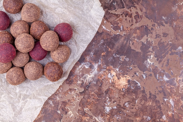 Foto bolas caseras de energía cruda de cacao vegano