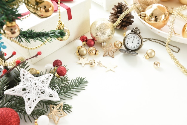 Bolas de celebración y otras decoraciones. Navidad y año nuevo concepto