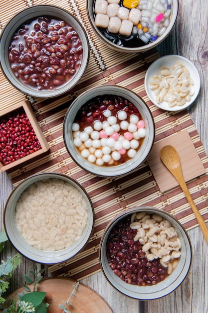 Bolas chinas de arroz glutinoso Los chinos se comen durante Yuanxiao y se sirven como postre en el Día de la boda china del Festival de los Faroles y el Festival del Solsticio de Invierno.