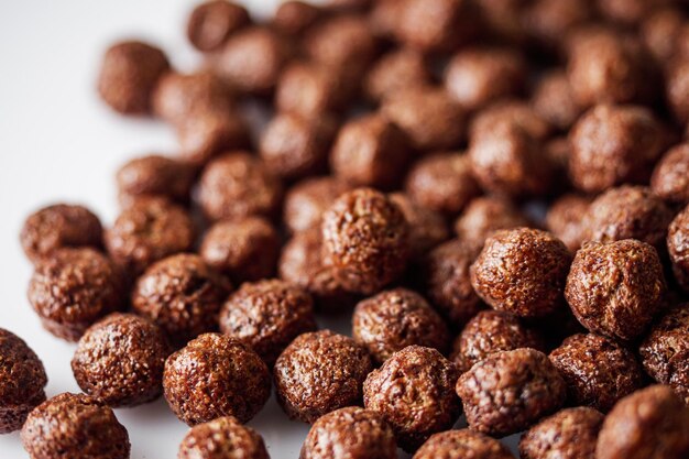 bolas de chocolate crujiente dulce para el desayuno de los niños sobre un fondo blanco