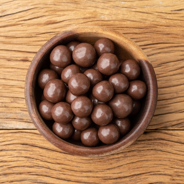 Bolas de chocolate malteadas en un bol sobre una mesa de madera