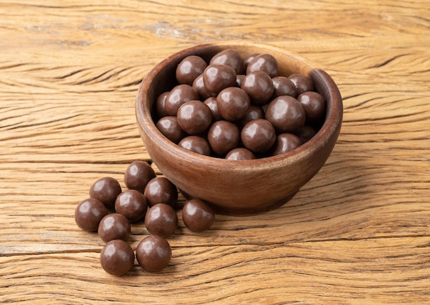 Bolas de chocolate malteadas en un bol sobre una mesa de madera