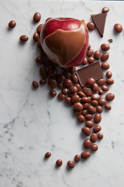 Bolas de chocolate y manzana de caramelo