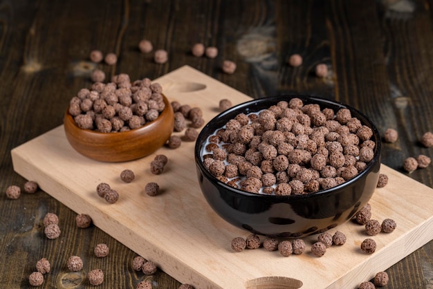 las bolas de chocolate se utilizan como desayuno seco con la adición de leche o yogur