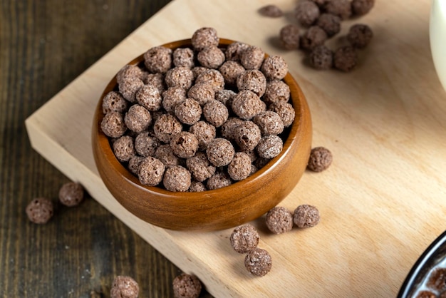 las bolas de chocolate se utilizan como desayuno seco con la adición de leche o yogur