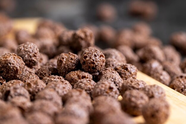 las bolas de chocolate se utilizan como desayuno seco con la adición de leche o yogur