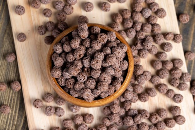las bolas de chocolate se utilizan como desayuno seco con la adición de leche o yogur