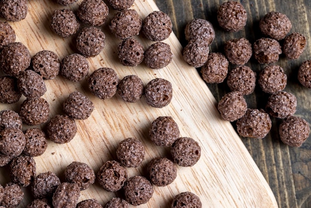 las bolas de chocolate se utilizan como desayuno seco con la adición de leche o yogur