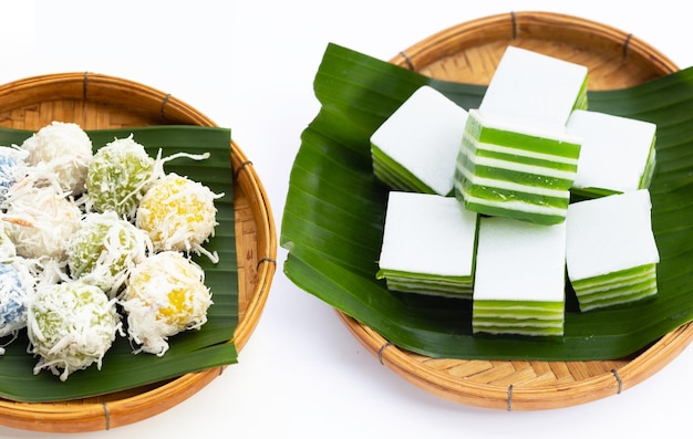 Bolas de coco y pandan con gelatina de leche de coco Postre tailandés