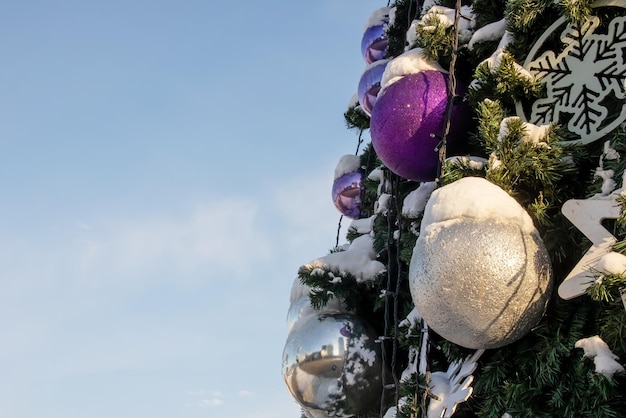 Bolas de colores en un árbol de Navidad de la calle