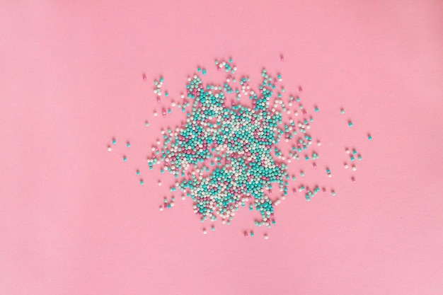 Bolas de colores de azúcar en un espacio de copia de fondo rosa