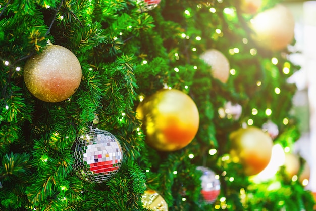 Bolas de colores en el fondo verde del árbol de Navidad Decoración durante Navidad y Año Nuevo