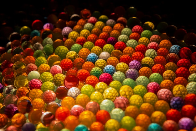 Bolas de colores con formas celulares en el interior e iluminadas que dan un efecto único e hipnótico