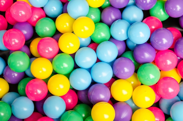 Bolas de colores en la habitación de los niños