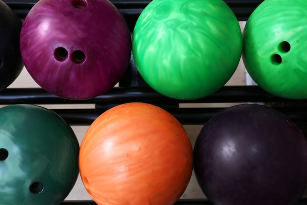 Bolas de colores en rack en club de bolos