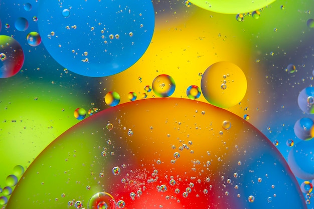 bolas coloridas abstratas de líquido oleoso em um fundo desfocado