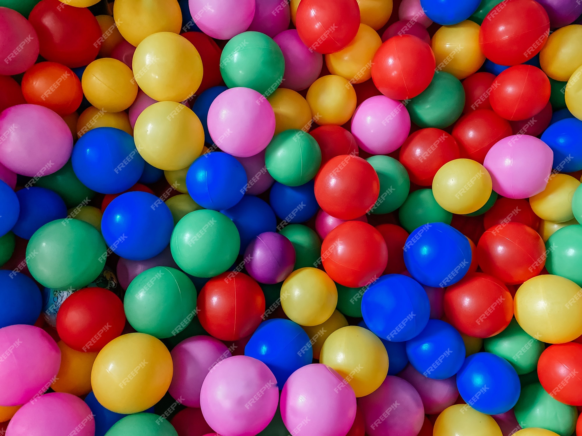 Fundo de muitas bolas coloridas de plástico na piscina de bolas em uma sala  de jogos para crianças