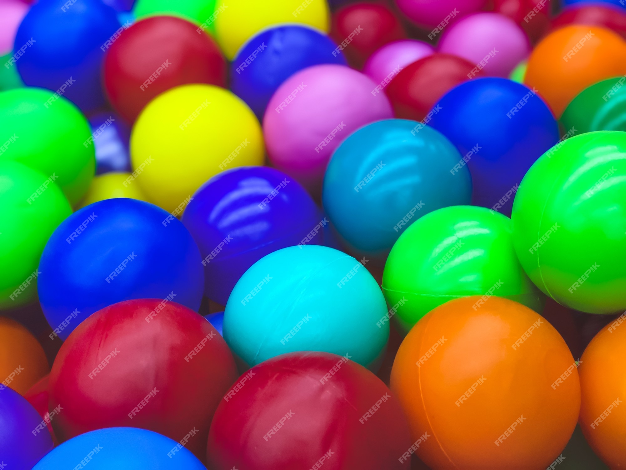 Bolas coloridas brilhantes para a piscina seca para jogos  infantis.brinquedos, desenvolvimento para crianças. fundo multicolorido  brilhante.