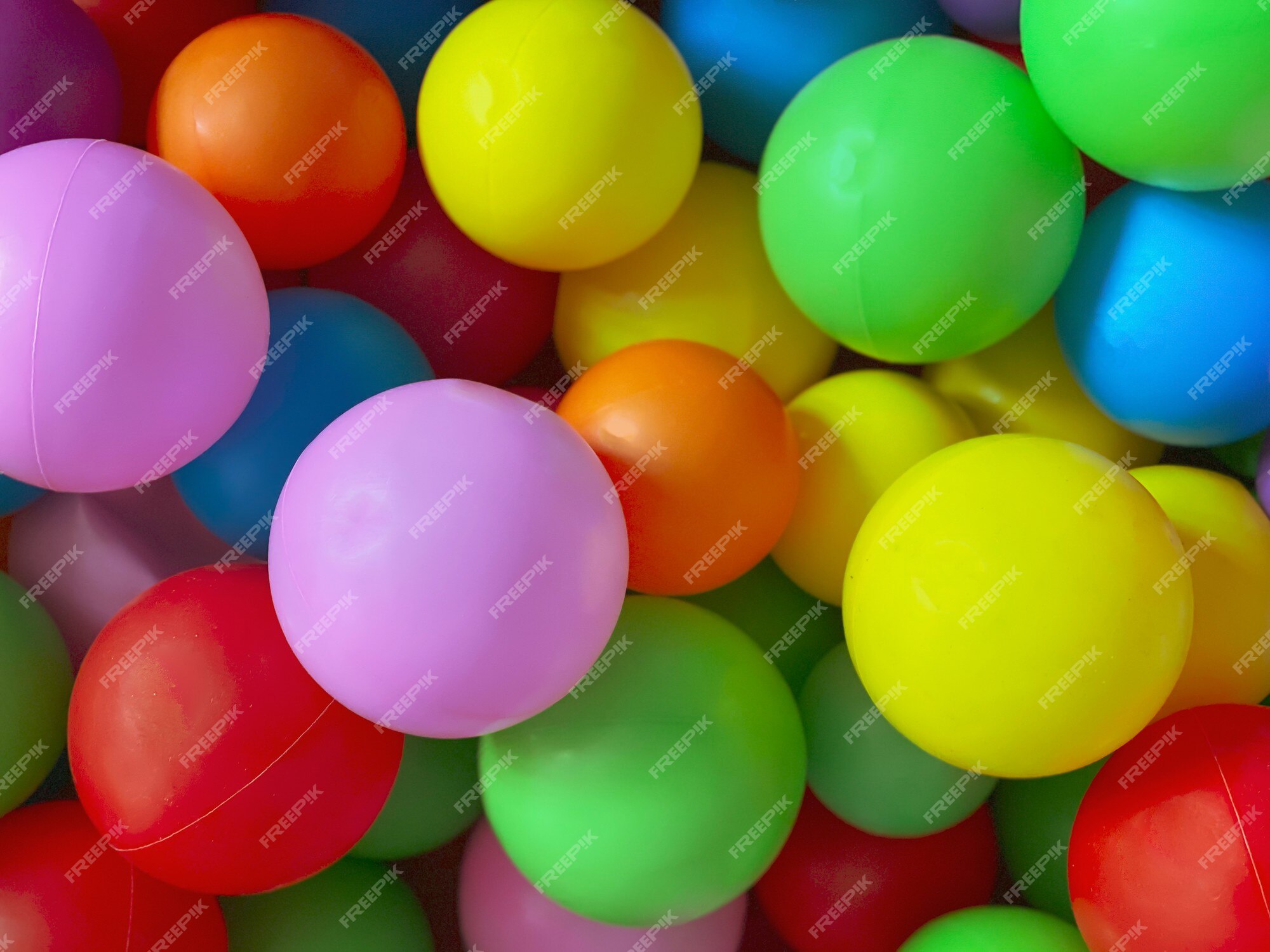 Bolas coloridas brilhantes para a piscina para jogos infantis.